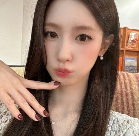 people-A-woman-A-long dark hair-A-pout-A-pearl earring-A-dark red manicure-A-lace top