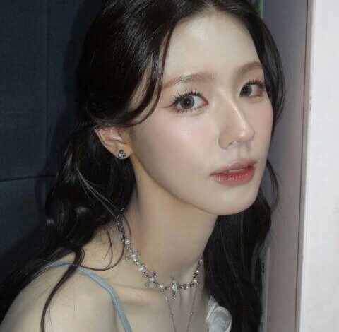 people-A-woman-A-dark hair-A-pigtails-A-jewelry-A-choker-A-pearls-A-light makeup-A-tank top