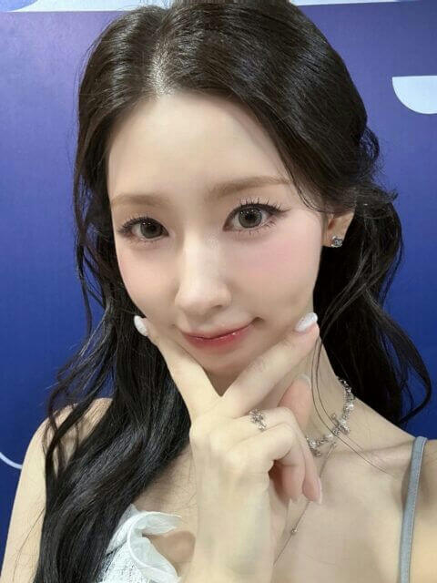 people-1-female-A-long dark hair-B-posing with hand on chin-C-wearing jewelry