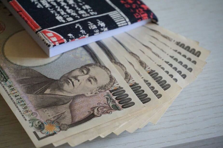 people-Japanese Yen banknote-A-fanned-keyword-B-small notebook-keyword-C-wood surface