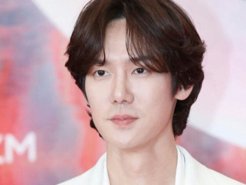 yoo yeonseok gold spoon background