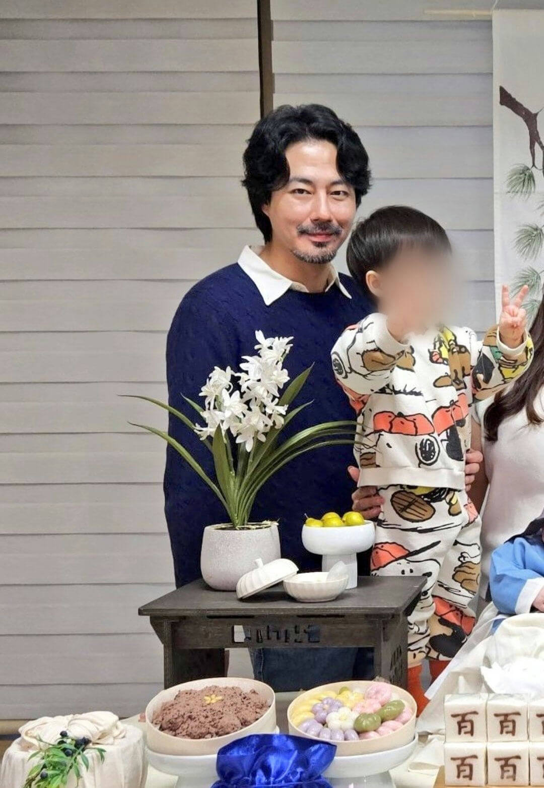 people-man-A-child-B-woman-C-family gathering-A-celebration-B-Korean tradition-C