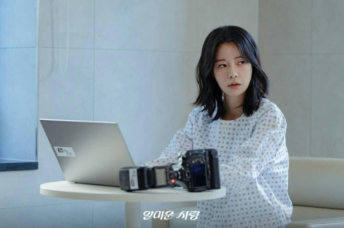 people-One woman-A-hospital gown-A-laptop-B-DSLR camera-C-Korean text