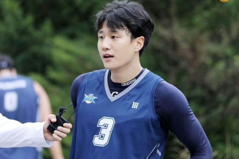 people-one male athlete-A-basketball jersey-A-interview-A-Kappa logo