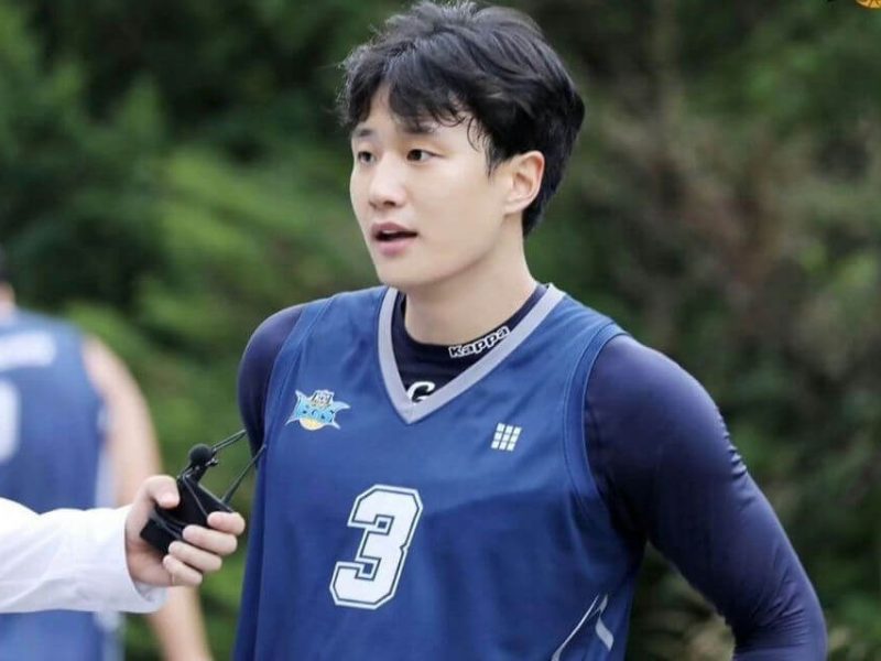 people-one male athlete-A-basketball jersey-A-interview-A-Kappa logo