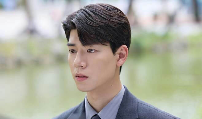 people-Korean actor-A-man-A-suit-A-outdoor setting-A-dark hair