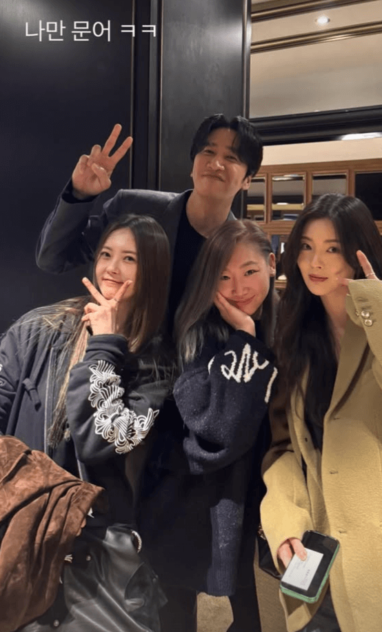 people-four-group photo-A-man-A-three women-B-peace sign-C-casual style
