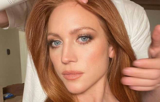 people-1-woman-A-redhead-A-blue eyes-A-makeup-B-stylist hand-C