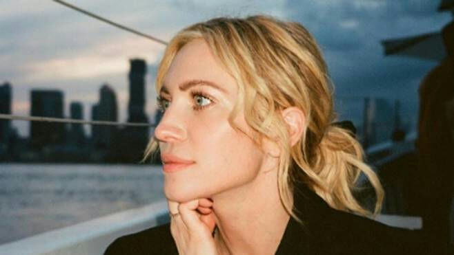 people-1-woman-A-blonde hair-A-outdoor-A-city skyline