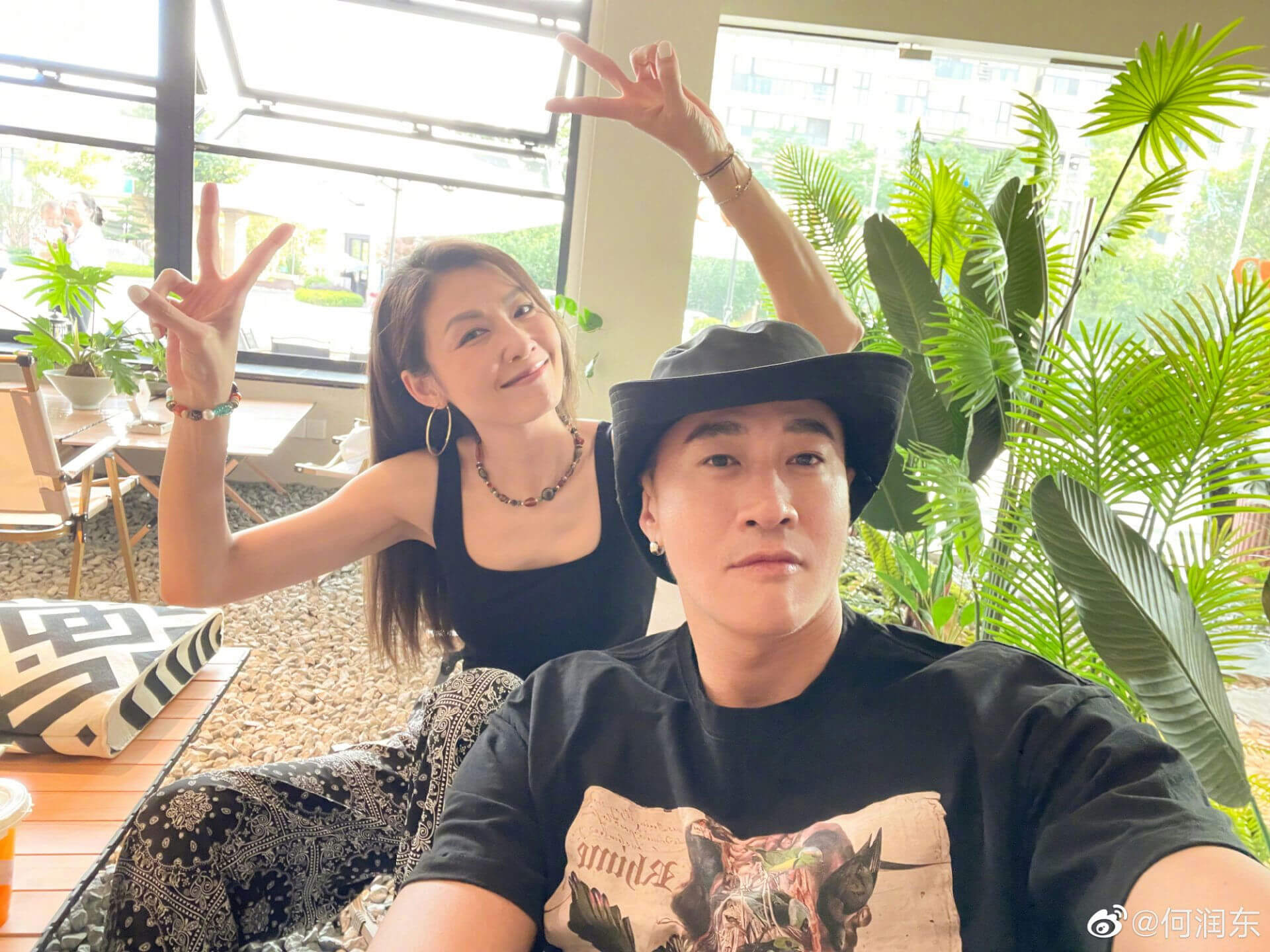 people-2-selfie-A-woman-A-man-B-peace sign-B-tropical plants