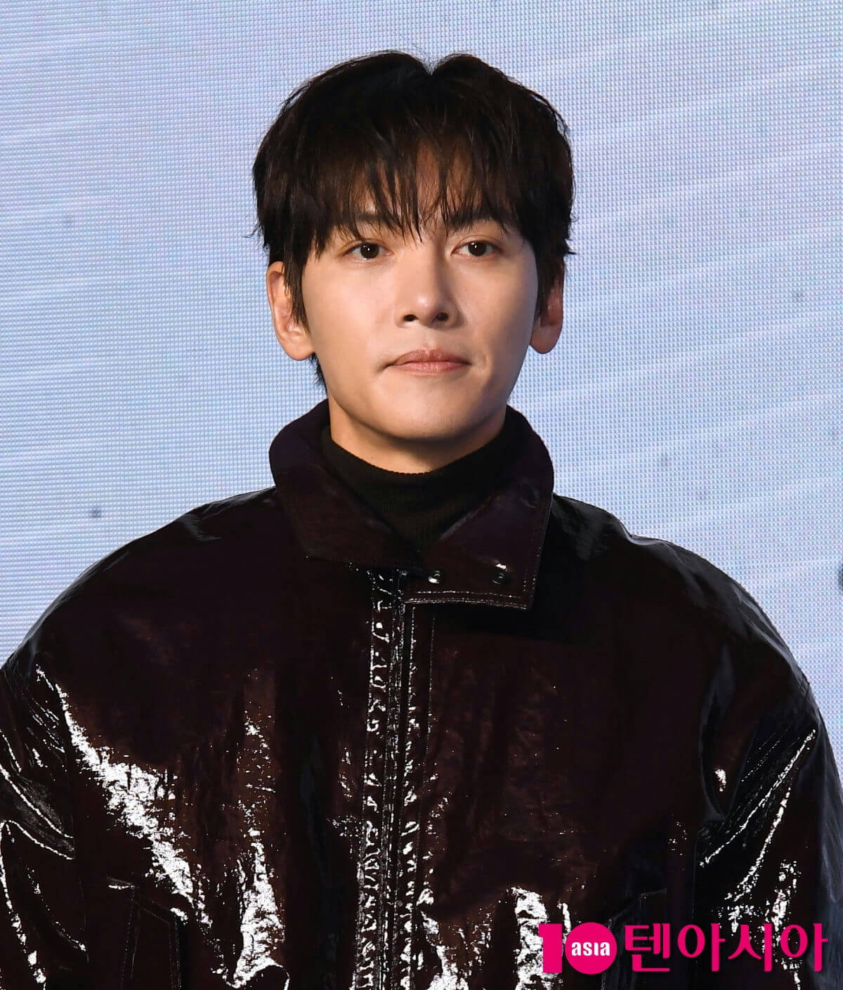 people-Ji Chang-wook-A-male-A-actor-A-dark hair-A-shiny dark jacket-A-turtleneck