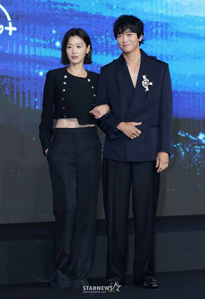 people-Jun Ji-hyun (Gianna Jun)-A-Black crop top jacket-A-Wide-leg black trousers-B-Choi Woo-shik-B-Navy relaxed blazer-C-Formal event appearance