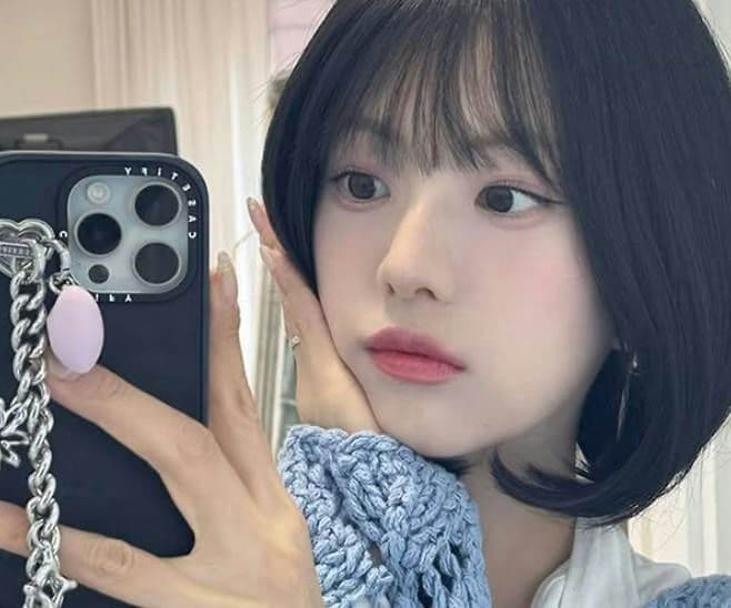 people-woman-A-selfie-A-bob haircut-A-Korean style makeup-A-blue crochet top