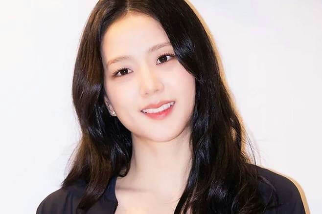 people-Jisoo (BLACKPINK)-smiling-natural makeup-long dark hair-black top