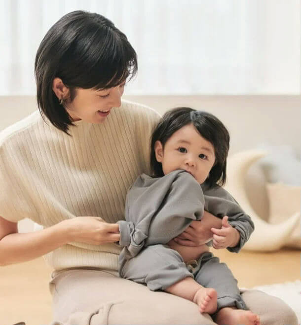 people-Mother and child-A-cuddling-A-smiling-A-infant-A-casual wear