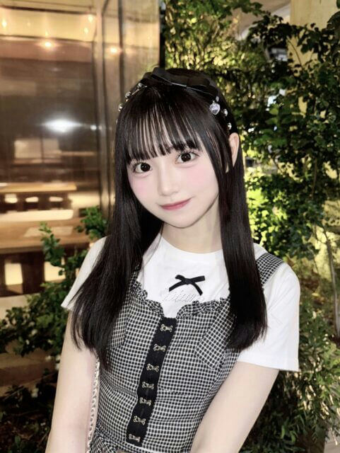 people-1-woman-A-long black hair-B-gingham dress-C-sweet lolita style