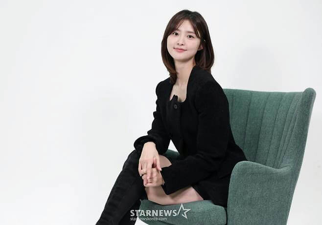 people-Korean actress-A-sitting-A-black outfit-A-green armchair-A-studio portrait