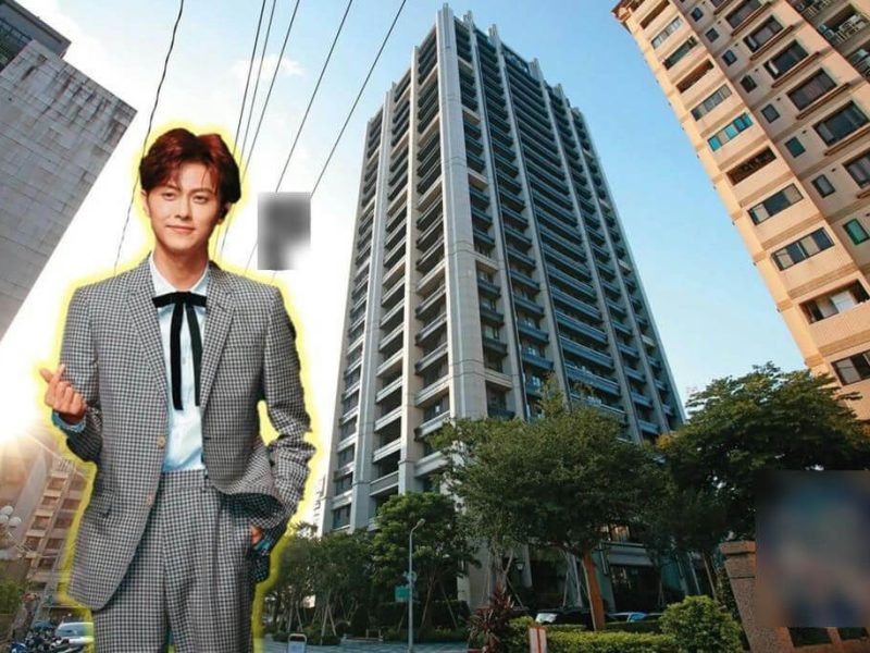person-A-male celebrity-A-building-A-outdoor-A-gifting/finger heart gesture