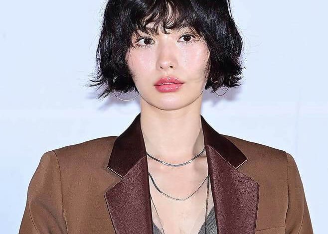 people-Momo (TWICE)-A-short black hair-A-brown blazer-A-silver layered necklaces-A-pink lipstick