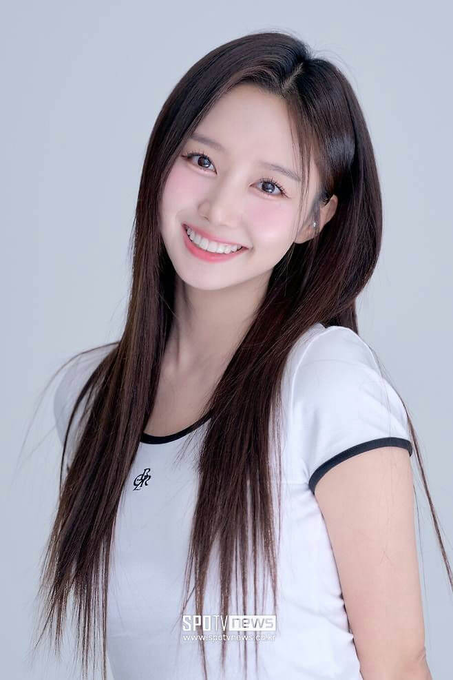 people-woman-smiling-long dark hair-white t-shirt with black trim-Korean idol/celebrity