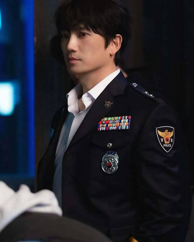 people-Man-A-Police uniform-A-Korean police insignia-A-Medal ribbons-A-Drama still
