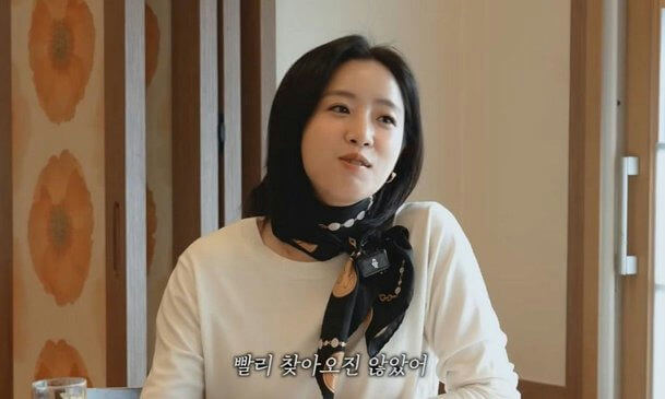 people-woman-A-short black hair-B-white long-sleeve shirt-C-black patterned scarf