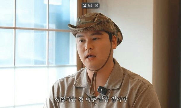 people-man-A-camouflage hat-B-khaki shirt-C-Korean subtitles