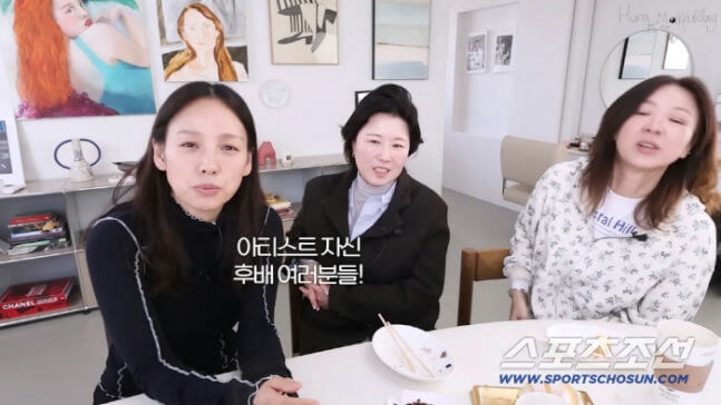 people-three women-A-sitting indoors-A-talking-A-Korean text overlay-B-art on wall-C-casual setting