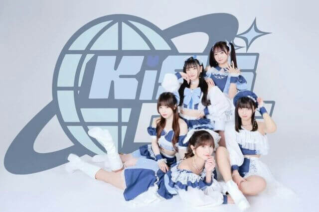 people-6-idol-A-blue and white-B-Japanese-C-group photo