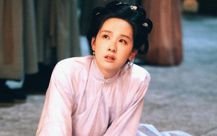 people-1-woman-A-Asian-B-period-costume-C-looking-up