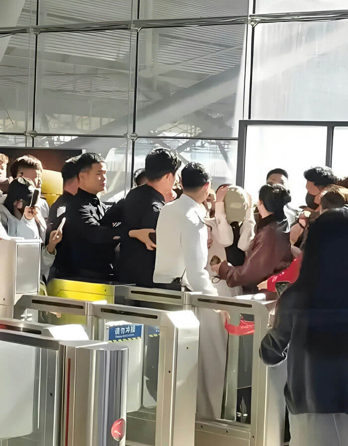 people-A-crowd-A-airport-A-security-A-gates