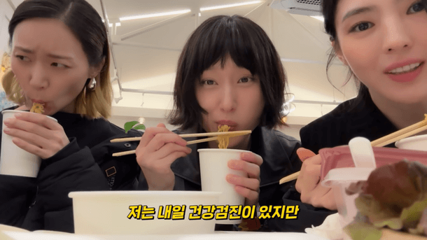 people-three women-eating noodles-A-cup noodles-B-chopsticks-C-Korean subtitle