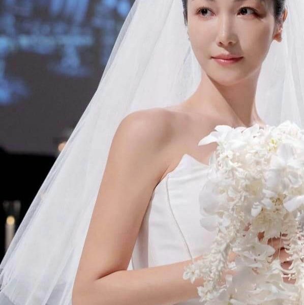 people-woman-A-bride-A-wedding dress-A-veil-A-white bouquet-A-close-up