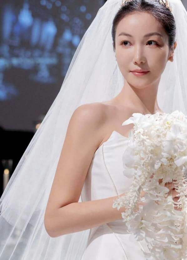 people-woman-A-bride-A-wedding dress-A-veil-A-white bouquet-A-close-up