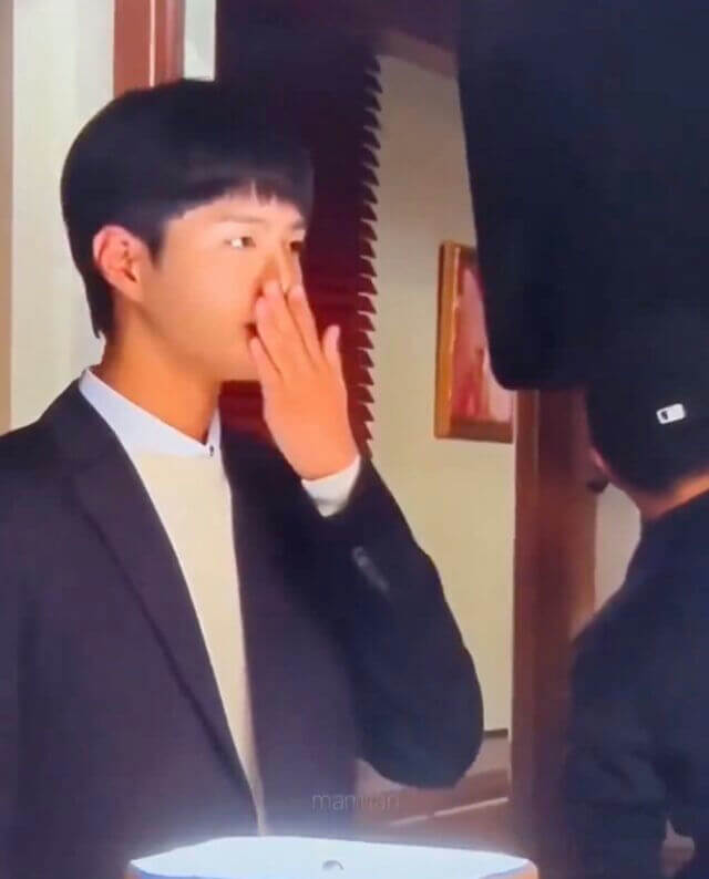 people-1-man-A-actor-A-Park Bo-gum-A-covering mouth