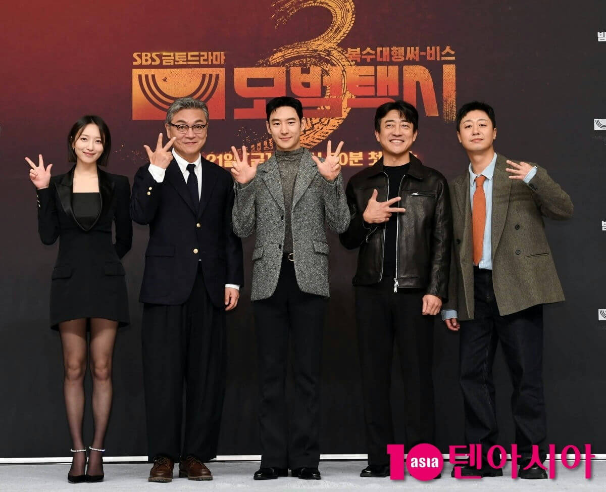people-five people-standing side-by-side-posing for a photo-Korean drama cast-black background with text/logo-making hand gestures