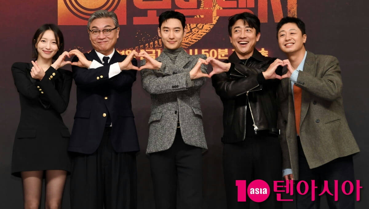 people-5-Korean actors-A-posing-A-heart gesture-A-formal wear-B-smiling-C-press event