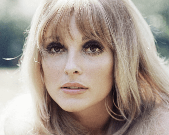 people-Sharon Tate-blonde hair-dramatic false eyelashes-outdoor portrait-1960s style makeup