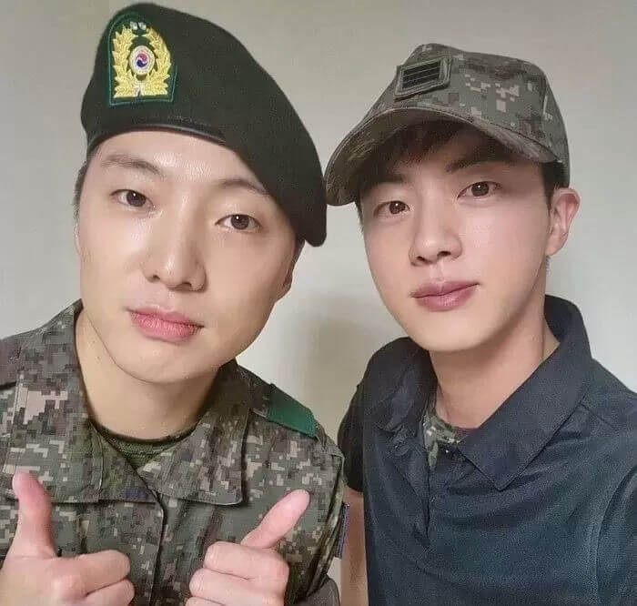 people-Two men-A-military uniform-A-beret-B-camouflage cap-C-thumbs up
