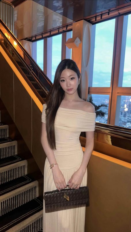 people-One woman-A-long dark hair-A-off-the-shoulder dress-B-elegant-C-indoor setting