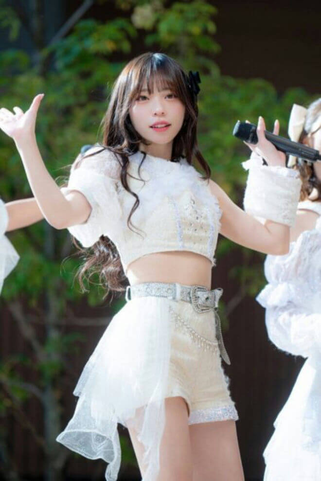 people-1-female performer-A-idol costume-A-white outfit-A-outdoor stage-A-holding microphone
