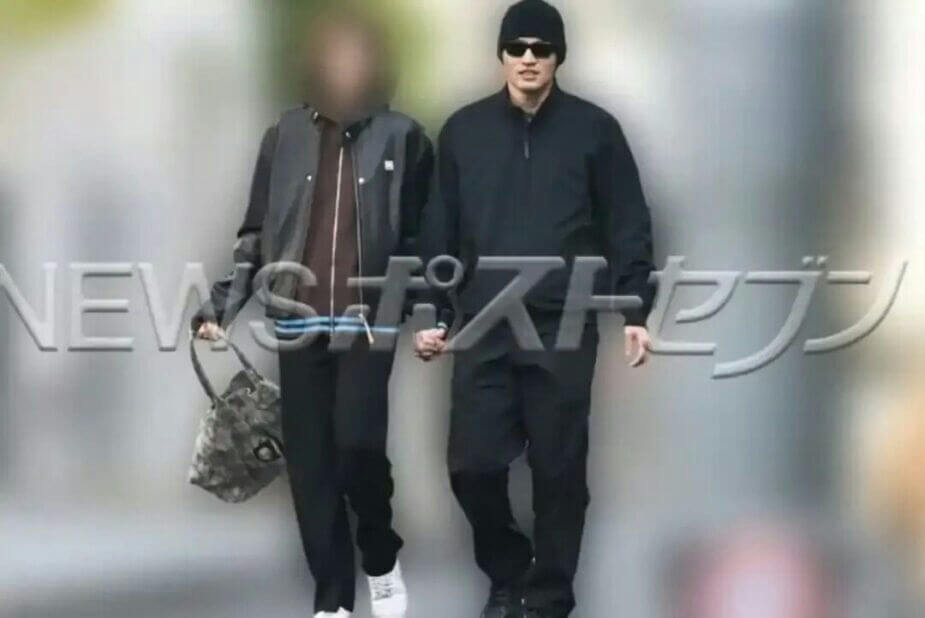 people-two individuals-A-holding hands-B-outdoors-C-watermark present