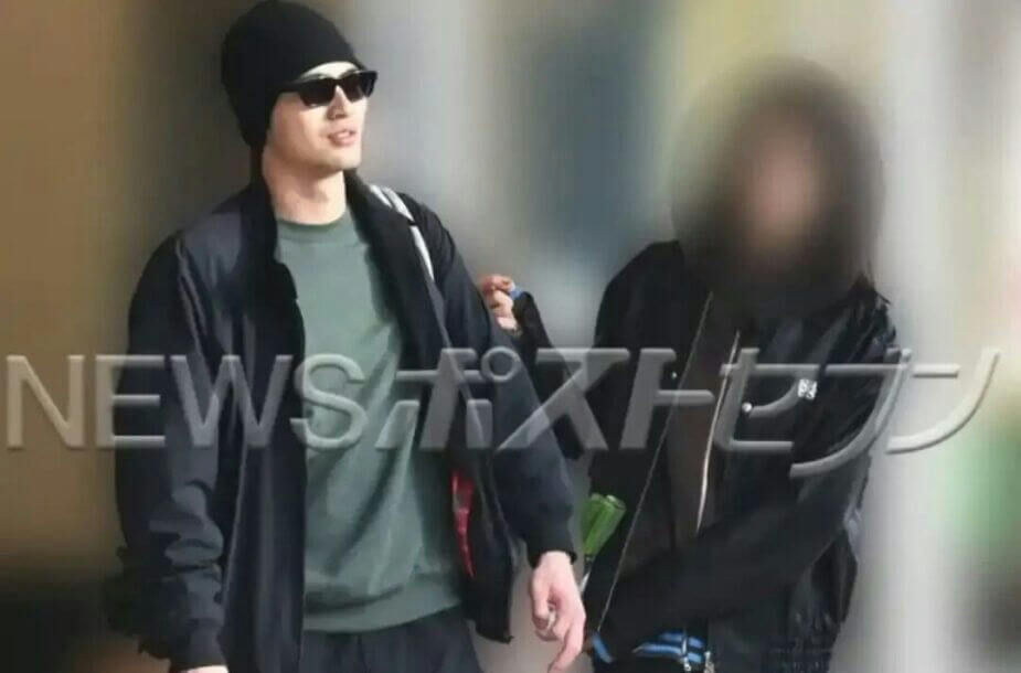 people-man-A-beanie-A-sunglasses-A-jacket-B-blurred face-B-black attire