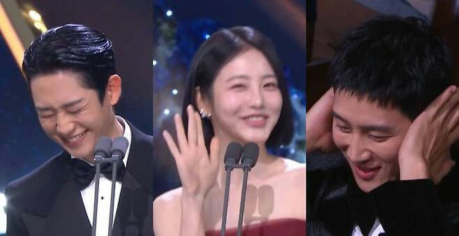 people-Jung Hae-in-A-laughing-A-Kim Hye-jun-A-waving-A-Lee Je-hoon-A-covering ears