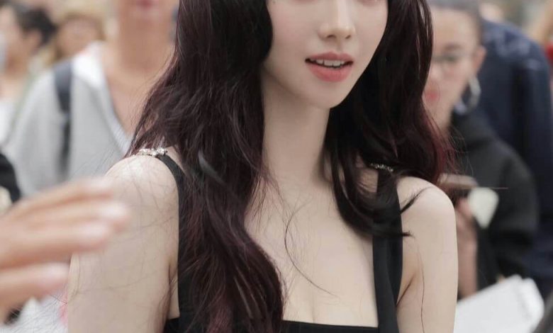people-Karina (aespa)-woman-A-long dark hair-A-black outfit-A-outdoor crowd