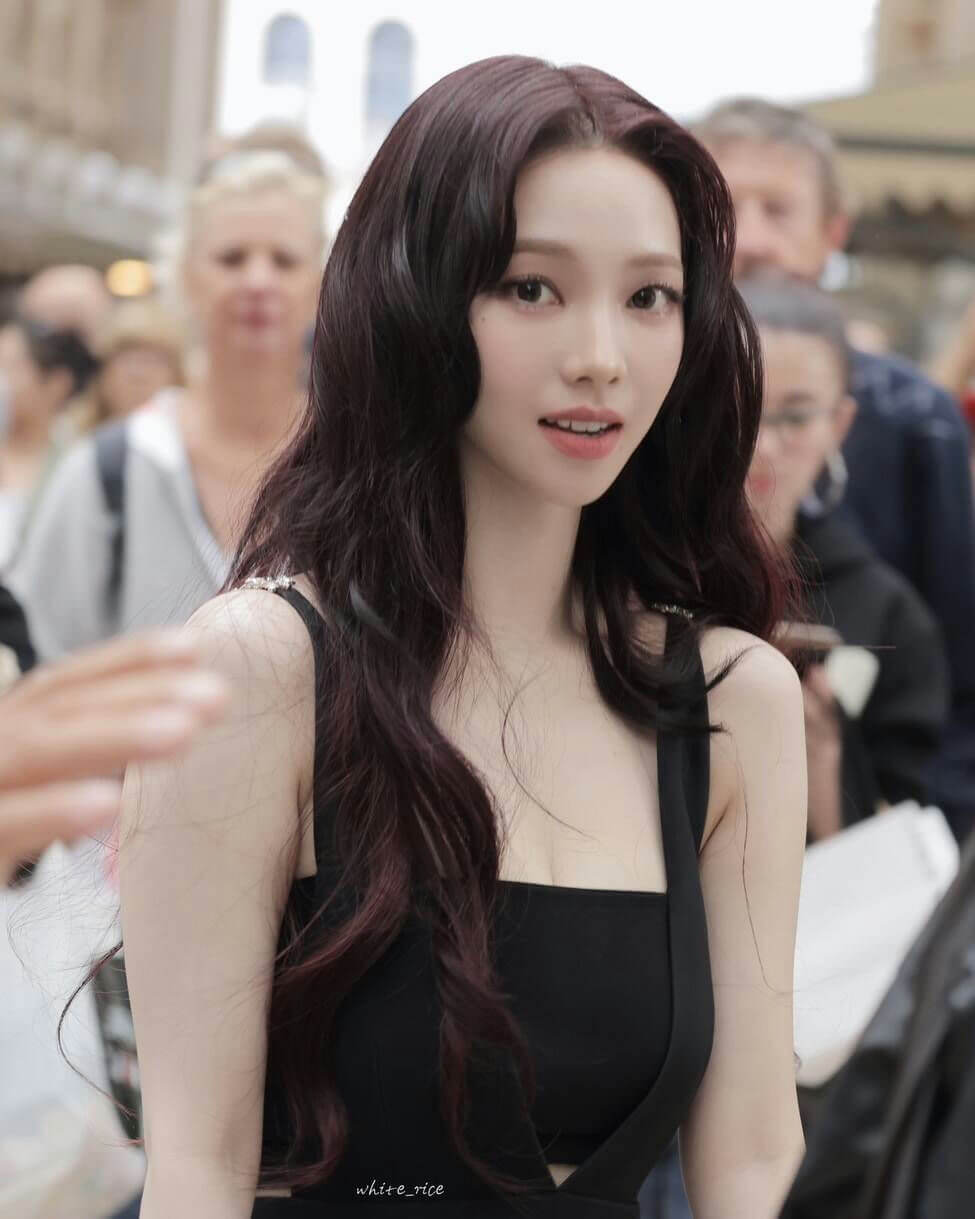 people-Karina (aespa)-woman-A-long dark hair-A-black outfit-A-outdoor crowd