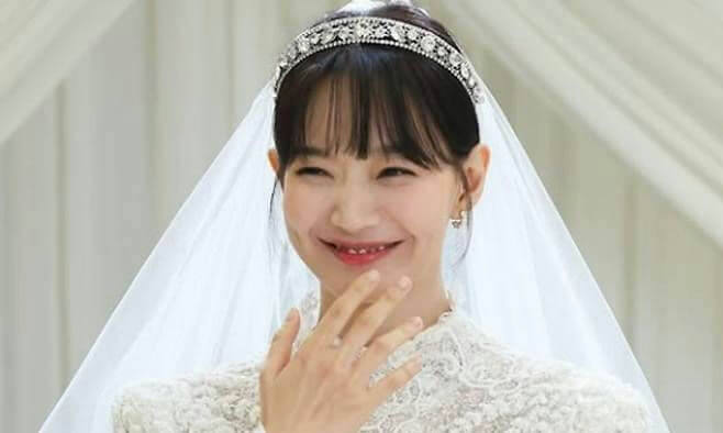 people-Shin Min-a-bride-A-wedding dress-A-tiara-A-veil-A-smiling-A-gap teeth