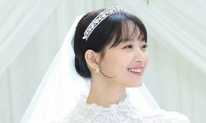 people-Woman-A-Bride-A-Wedding dress-A-Tiara-B-Smiling