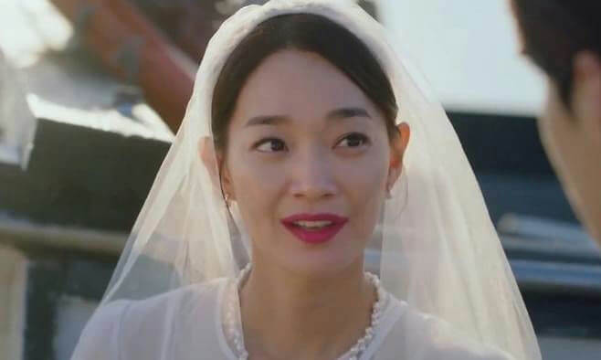 people-woman-bridal-veil-pearl-necklace-pink-lipstick
