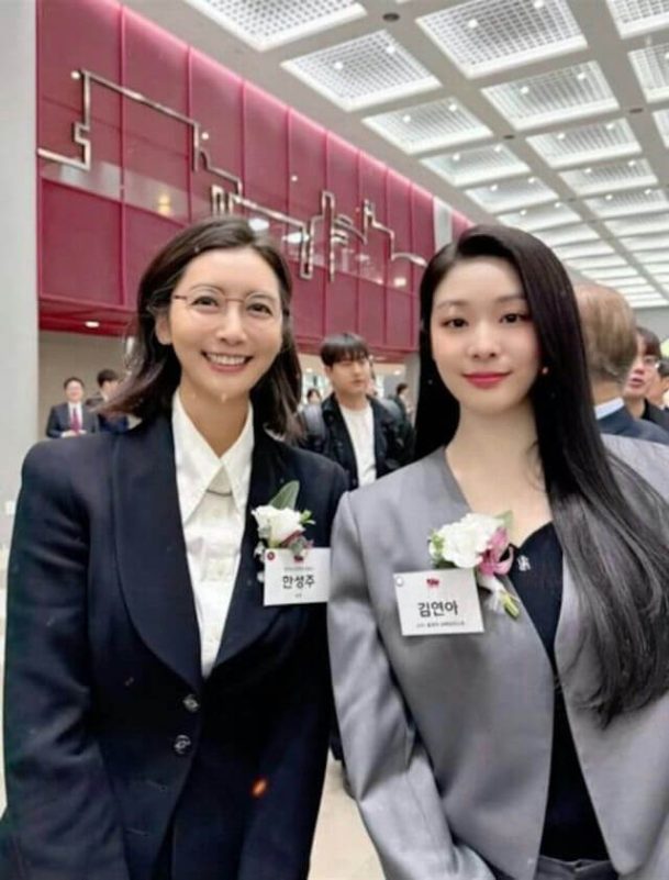 people-Two women-A-smiling-A-formal attire-A-wearing name tags-B-indoor setting-B-event-C-korean names on tags
